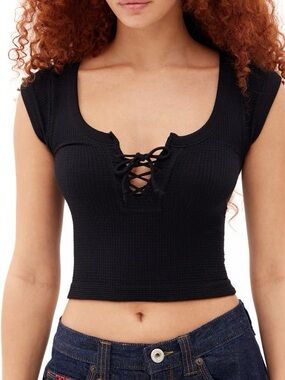 URBAN OUTFITTERS Knockout Tie Front Crop Tank Top